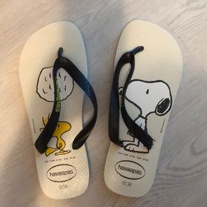 Snoopy Havaianas. Worn a few times. Adorable. Size 8